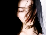 �¾���������ʹ����ʲô��ϵ?