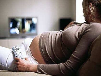  孕妇看电视