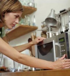 ���ڳ�΢��¯����ʳ��Խ��������Σ����