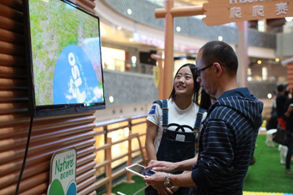 “蛋白优化技术”的互动游戏区前簇拥了一批好奇的宝宝