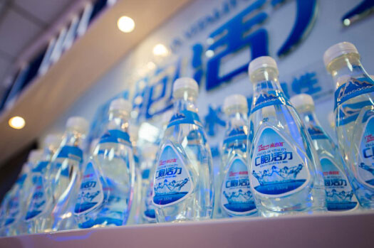 �����¶ȼ��Ϻ�ɫ�����Ĳ�������������ӭ�������ȵ��ļ����¶ȵ�������ζ���������ʧ�����ˮ�֣��������ܵ������ߵ��ֺ�������ר����ʾ�����ļ�������Ƥ���Ĳ�ˮ��ʪ��������Ϊ��Ҫ��