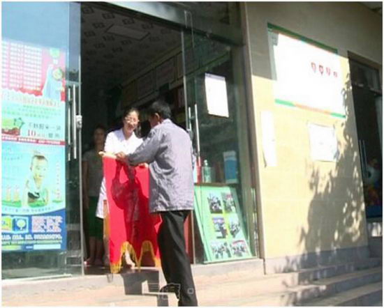 去年年底,四川省孕妇李新燕被查出肝功能受损,因担心危及胎儿,最终剖腹产产下了一名仅3斤半的男婴。因比预产期早了近2个月,婴儿尚未发育完全、身体虚弱。出生后不久,孩子开始手足发肿,不吃不拉,体重直降到了2斤多。