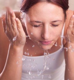 夏天脸上狂出油 如何用好乳液洗脸？
