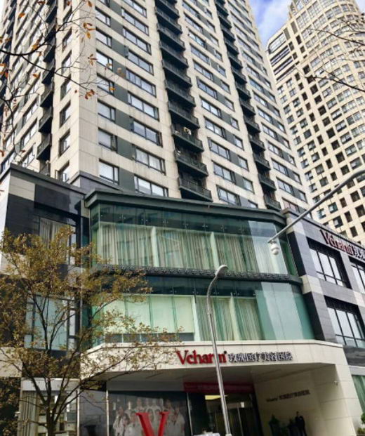 在上睑皮肤的合适位置切开,去除部分眼轮匝肌或眶隔脂肪,将皮肤切口睑板或上睑提肌腱缝合在一起。成型后的双眼皮效果好,可明显改变眼型和开大眼裂,让眼睛倍显青春活力。