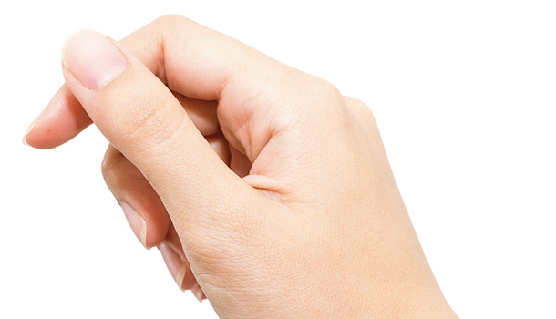 优雅的女人 双手指甲总会保持明亮风采