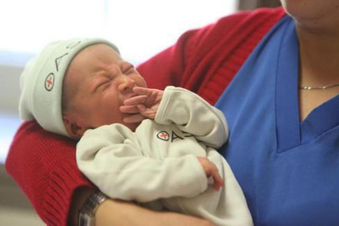 昔日盲女春玲因肥胖命悬一线,如今幸福产子获新生