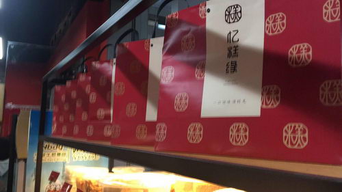 关于“东鼓道排长队的‘鲍师傅’糕点店是山寨店?”店家回应