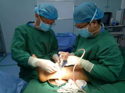 男子被卡车压伤全身多处粉碎骨折,深圳龙城医生妙手施救获赞誉