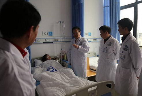 四川肛肠医院服务怎么样 一线的老专家曹吉勋查房实录