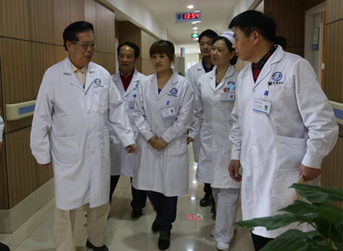 四川肛肠医院服务怎么样 一线的老专家曹吉勋查房实录