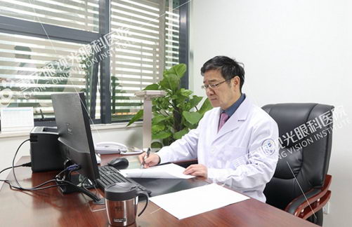 重庆眼视光眼科医院赵敏教授——为"带来光明"奉献 余生不悔