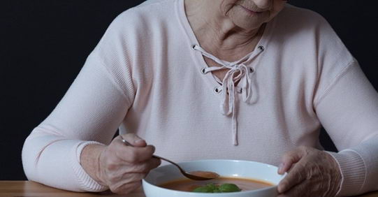 家里老人越吃越少 厌食症会加速身体机能退化