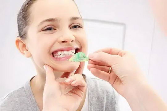 孩子牙齿不整齐 可能会越长越歪 恐影响咀嚼与睡眠！