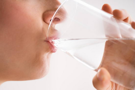 美国国立卫生研究院一项研究表明 多喝水能够延缓衰老