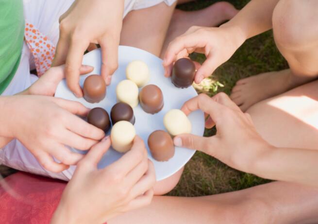 黑巧克力中可能含有铅和镉 不要给孩子太多黑巧克力