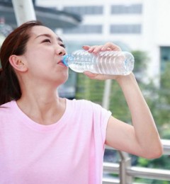 炎热夏日喝水愈多愈好！3种人小心“水中毒”