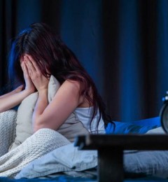 躺床“超半小时”睡不着 健康风险恐翻倍