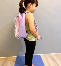 开学季学会正确背书包姿势 避免伤及儿童颈椎