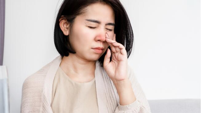 美国食药署一个独立的顾问委员会在审查了几项研究并于9月12日得出结论认为，作为减充血剂销售的成分苯福林(phenylephrine，脱氧肾上腺素)，其口服剂对过敏和感冒并无疗效。  苯福林一直以来被认为在感冒或过敏时，可以降低鼻子充血而解缓鼻塞。科学家指出，口服型的苯福林在胃肠被吸收消化地十分完全，只有极少量进入血液中，达到鼻子。该成分被认为安全上没有争议，但多年一直被质疑其有效性。  目前在市面上许多的感冒药都含有此成分，如：感冒胶囊(锭)、利风锭、网络可购买的Vicks NyQuil、Sudafed PE等。  究竟目前提供的科学数据是否支持口服苯福林的剂量作为鼻减充血剂是有效？FDA委员会的16 名成员对此具体问题一致投了反对票，并认为该问题无需进一步研究。  要不要下架？  FDA通常遵循但并不总是采纳其顾问委员会的建议。委员会成员德州奥斯汀大学药学系的Diane Ginsberg医师说：“没有疗效的产品不应该留在市面上。”   对制造厂商来说，任何监管变更可能可能会让制造商付出高昂的代价，包含诉讼。  14日，该机构表示将就是否应将含有苯福林的产品从商店货架上撤下征求公众意见。  使用者集体诉讼药厂  使用者于13、14日提出集体诉讼，指控琼森(JNJ.N)、宝洁(PG.N)和沃尔格林(WBA.O) 葛兰素史克(GSK.L) 等几家公司在感冒药中欺骗消费者，这些药物含有美国一致认可的成分苯福林。  根据一份机构调查，去年美国销售了约2.42亿件含有苯福林的产品，销售额达17.6亿美元，约占口服减充血剂市场的五分之四。  报告称，琼森公司和宝洁公司应该在2018年之前就知道他们关于含有苯福林的产品的营销宣传是“虚假和欺骗性的”。  诉状指出，当年FDA评估鼻塞相关症状的新指南显示，有关苯福林有效性的早期数据不再可靠。