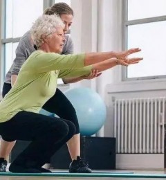 老年人做运动不能太任性 80岁阿婆“学女儿做深蹲” 啪的一声就“骨折”