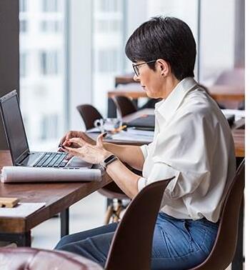 当今社会大部分人的生活时间都被困在办公室的桌子下或家里的沙发上,由于科技的便利和现代生活方式,大部份人越来越喜欢久坐而变得不爱运动。